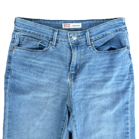 Levi Strauss Signature Women’s 28x30 Mid Rise Skinny Jeans Light Wash Denim - Picture 2 of 11